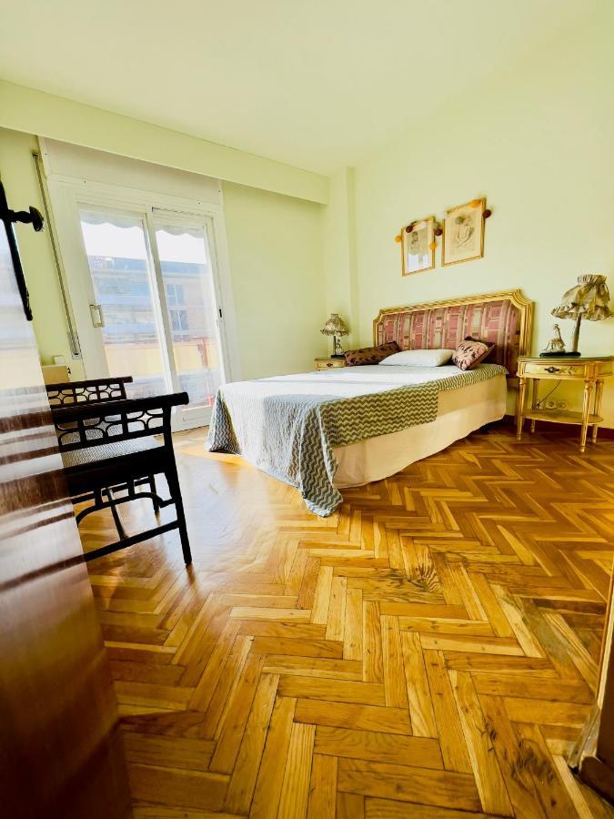 Your Second In With Private And Private Bathroom Close To Montjuic, Pl Espana, La Rambla, Ferry Port Alloggio in famiglia Barcellona