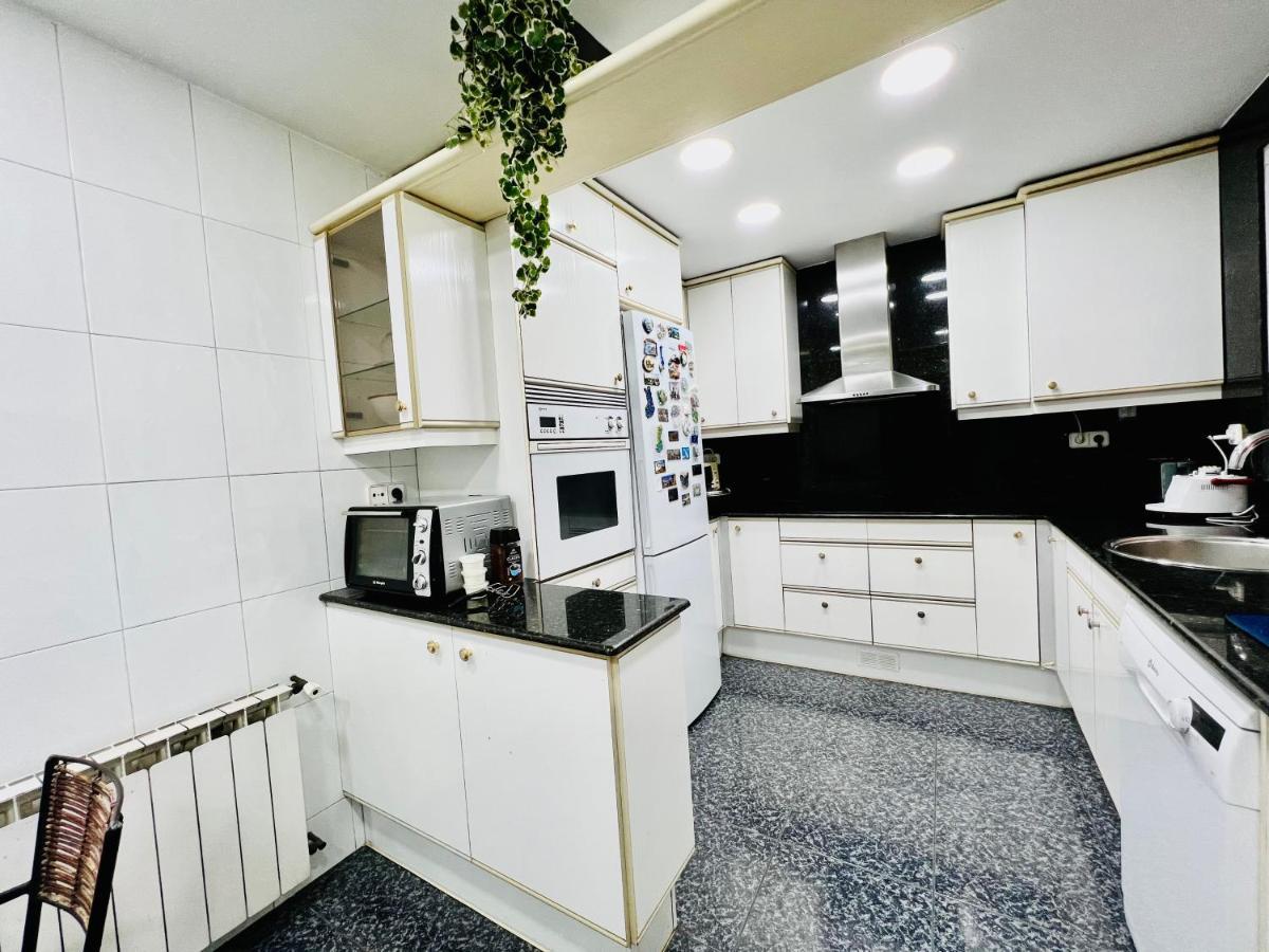 Alloggio in famiglia Your Second In With Private And Private Bathroom Close To Montjuic, Pl Espana, La Rambla, Ferry Port *